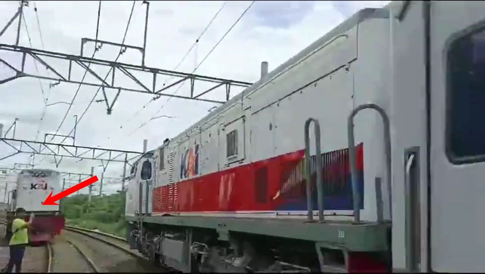 驚悚!印尼YouTuber闖鐵軌拍火車被撞死 鏡頭錄下慘亡瞬間