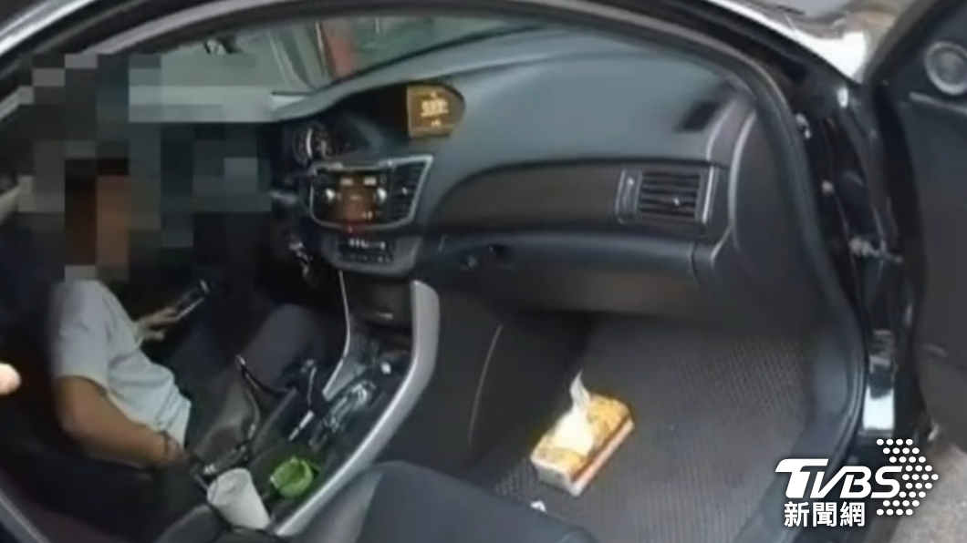 警方到場後發現張男仍待坐在車內，要求打開車門熄火下車。（圖／TVBS）