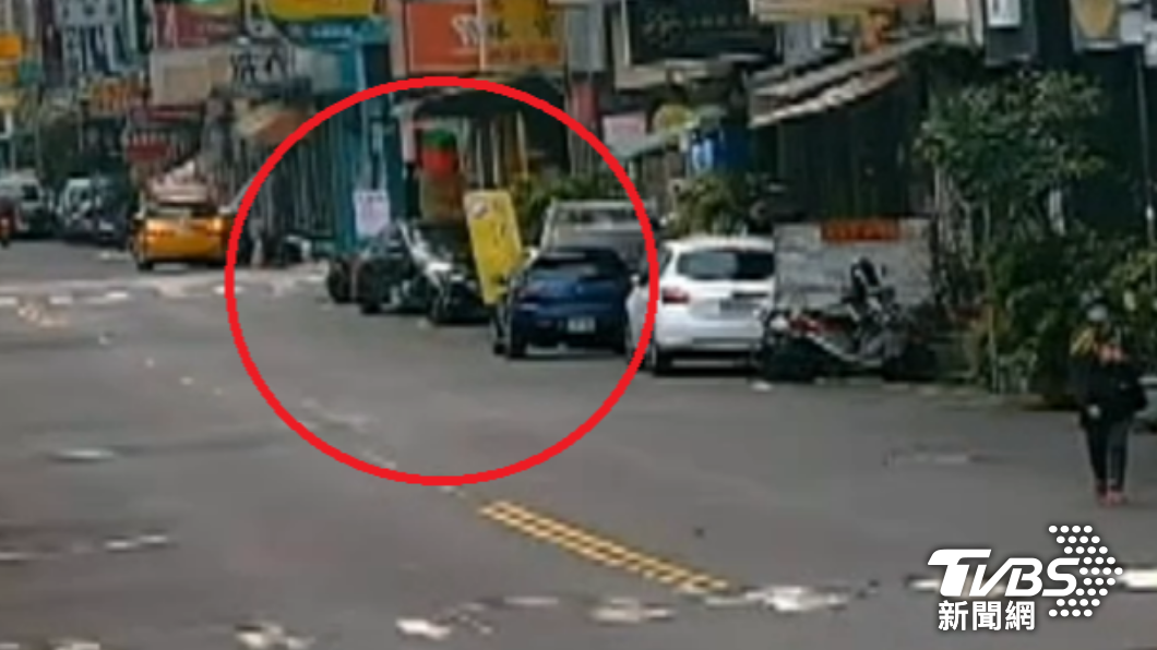 張男表示自己是因精神不濟，車頭才不慎碰撞路邊停放2輛普重機車及店家攤位。（圖／TVBS）