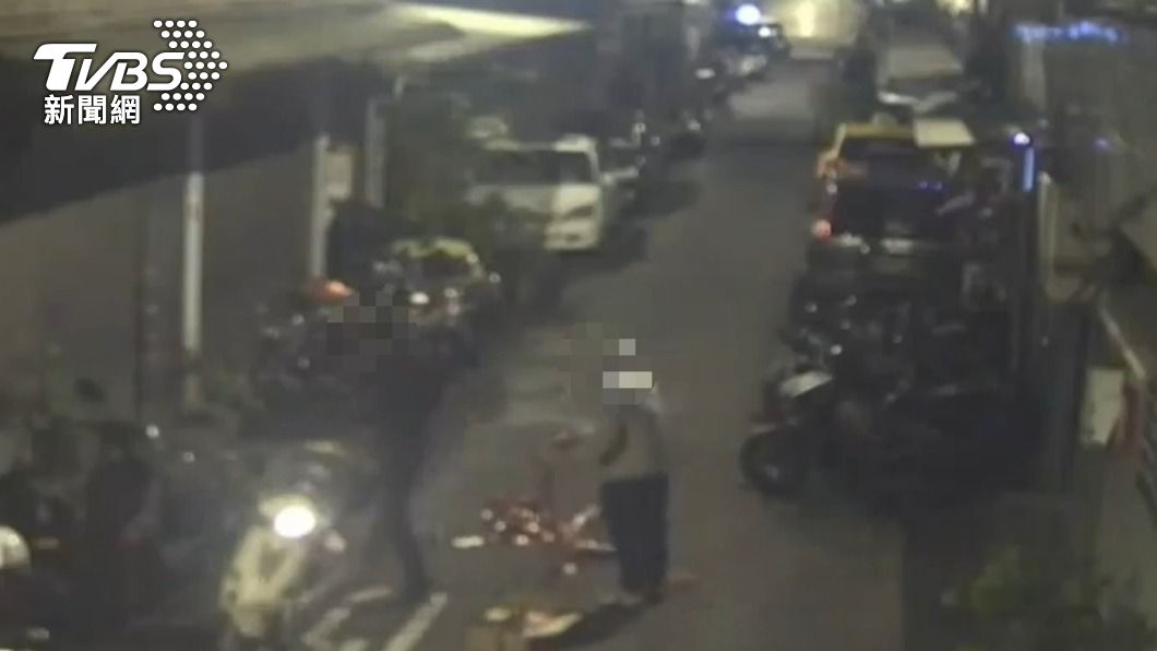 監視器拍下3人在路中央擺放大量鞭炮,住戶誤以為是討債糾紛。(圖/TVBS)