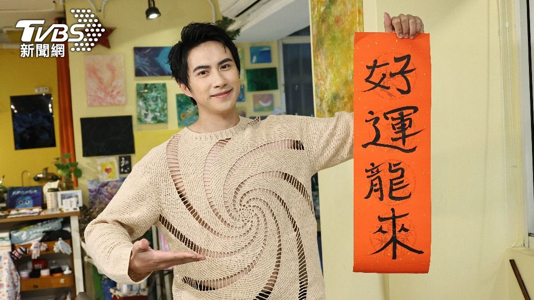 潘君侖手寫春聯迎接新年。(圖/張哲鳴攝)