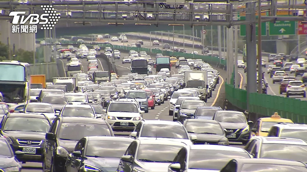 如果想避開塞車尖峰,游衣芸指出,西部國道南向建議早上6點前出發,或是中午12點後再出發。(示意圖/TVBS資料畫面)