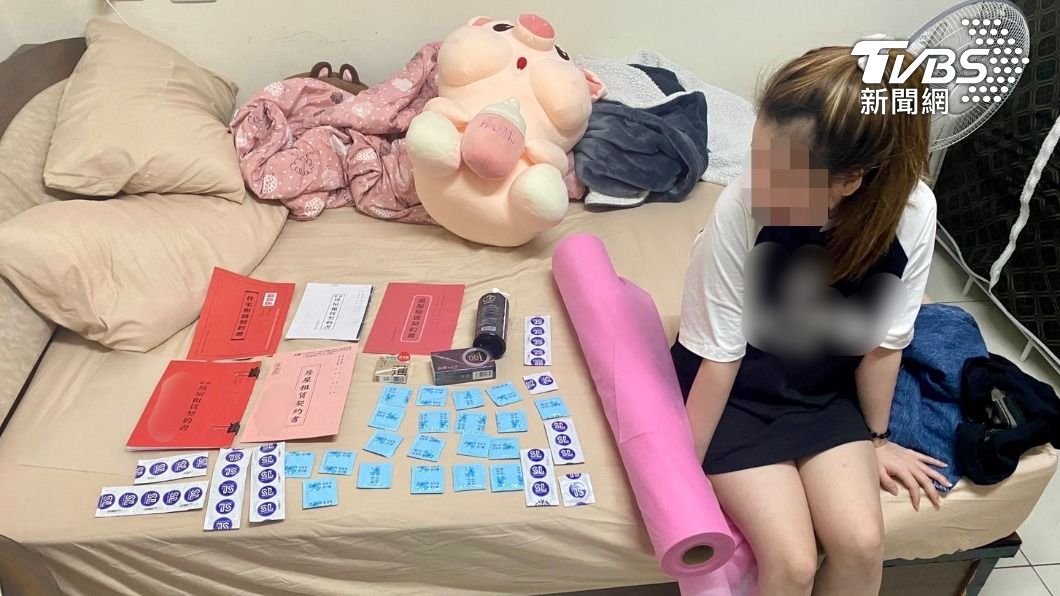 1名外籍女子還捨不得套房內男客贈送的大型絨毛玩偶。(圖/TVBS)