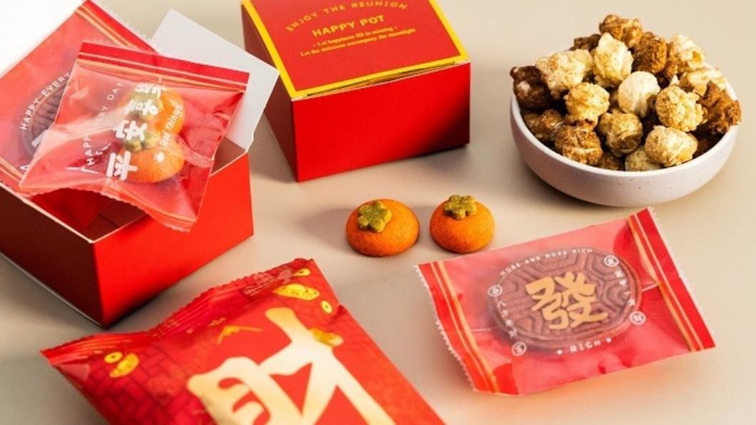 迎農曆春節!長榮航空機艙貼春聯 與乘客一同歡度龍年