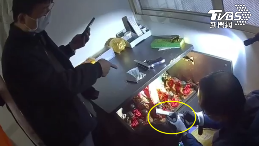 新北男住家藏改造槍「供奉大小神像鎮床頭櫃」 警碰急喊:小心