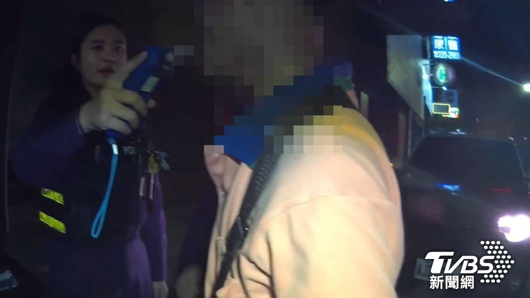 在員警對滿身酒味之竊嫌實施酒測，酒測值竟高達酒測值0.69毫克，超過標準值。（圖／TVBS）