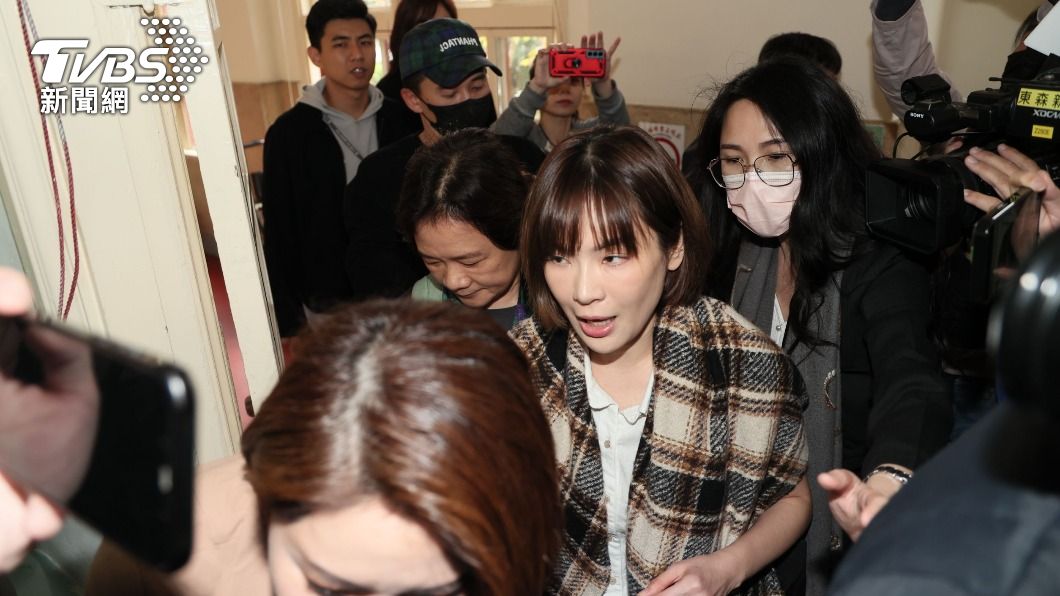 陳沂現身記者會被人群包圍。(圖/趙世平攝)