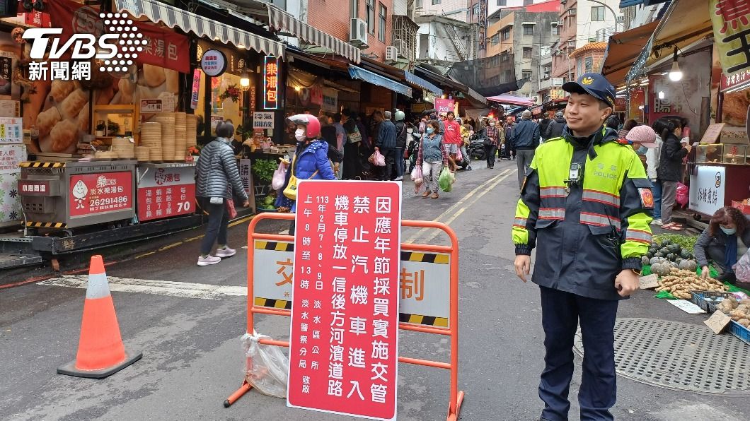年貨大街採買實施交管。(圖/TVBS)