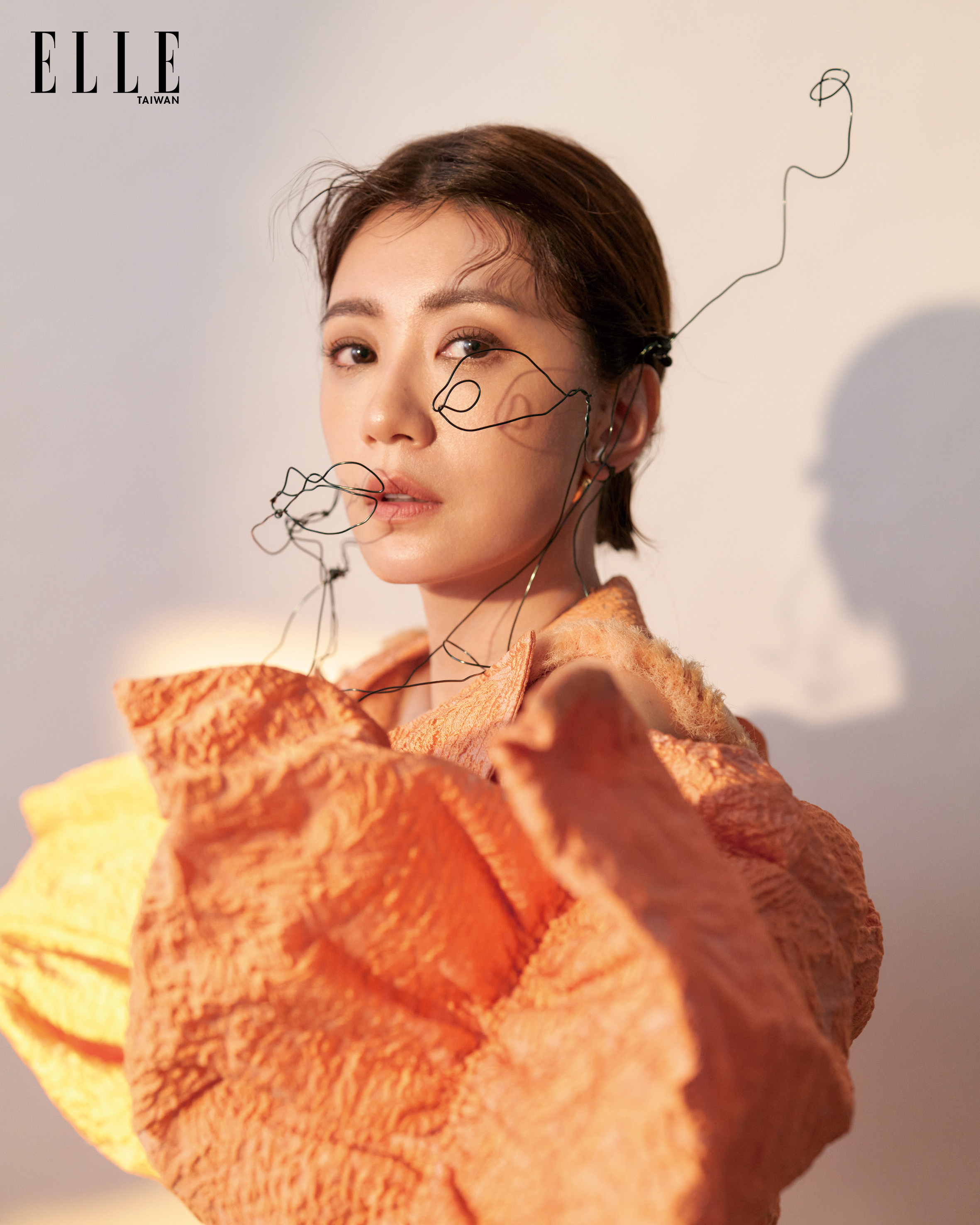 賈靜雯分享私下反差面，自認私下少根筋。（圖／《ELLE》提供）