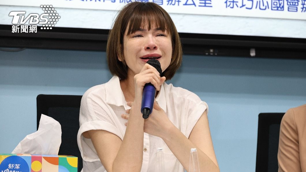 陳沂在記者會上崩潰痛苦。(圖/張哲鳴攝)