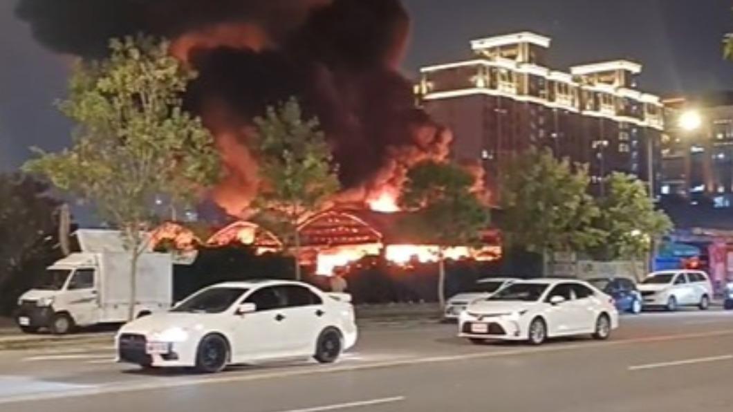 台中干城環保市場大火!頂棚竄火爆濃煙 二手珍藏恐燒毀