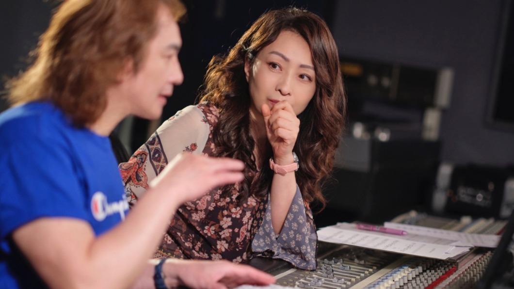 戚小戀希望透過新專輯帶給聽眾溫暖。(圖/源瑗園 San & Cloudia Studio提供)
