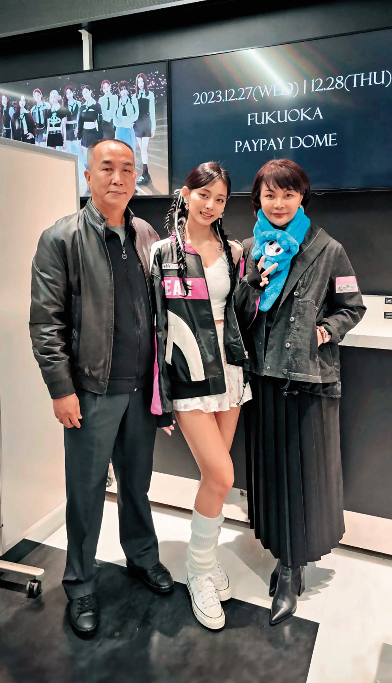 去年底,周子瑜爸媽特地飛到日本觀賞女兒演出。(圖/翻攝自周子瑜IG)