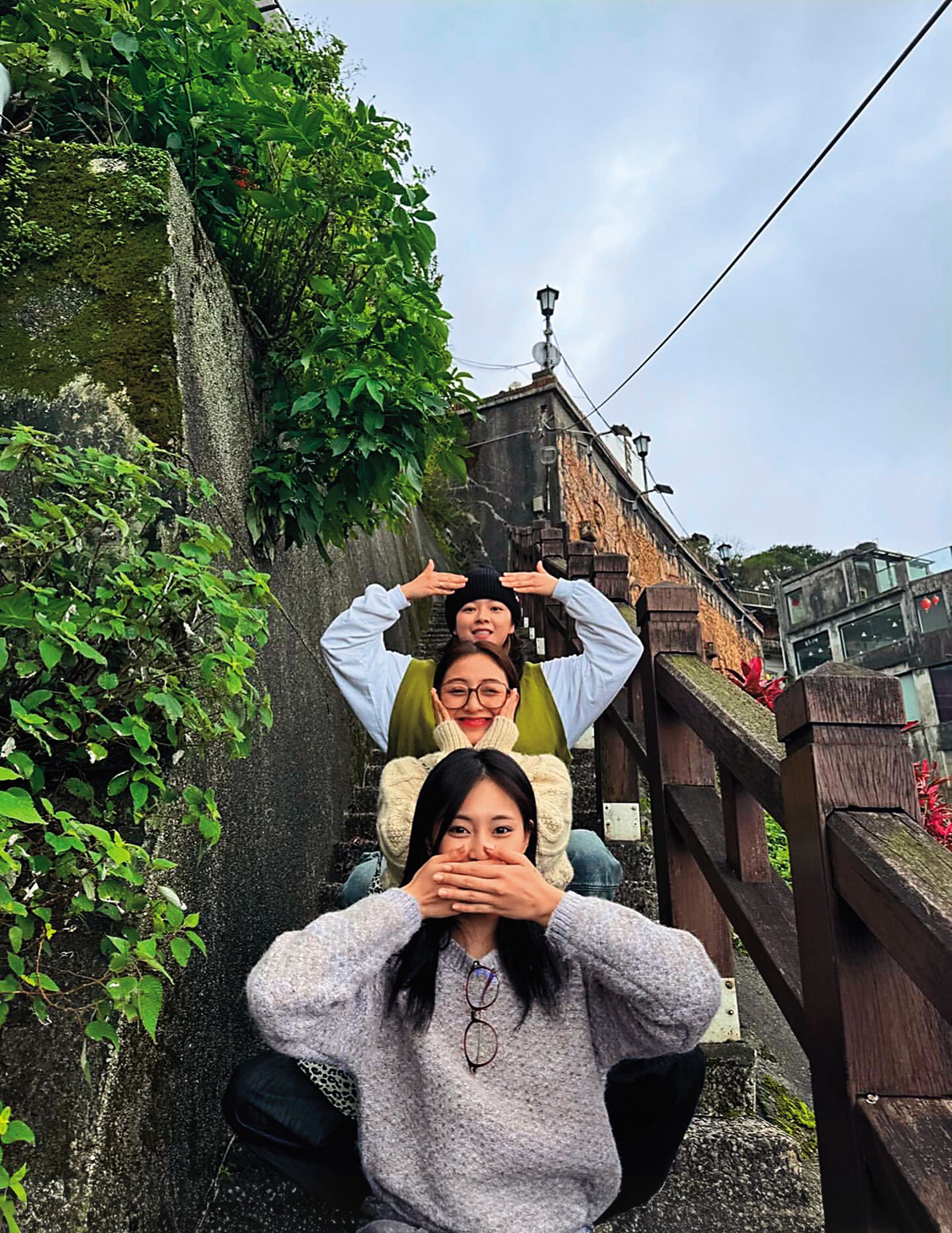 周子瑜(前)日前帶隊友志效(中)及定延(後)在台灣旅遊。(圖/翻攝自志效IG)