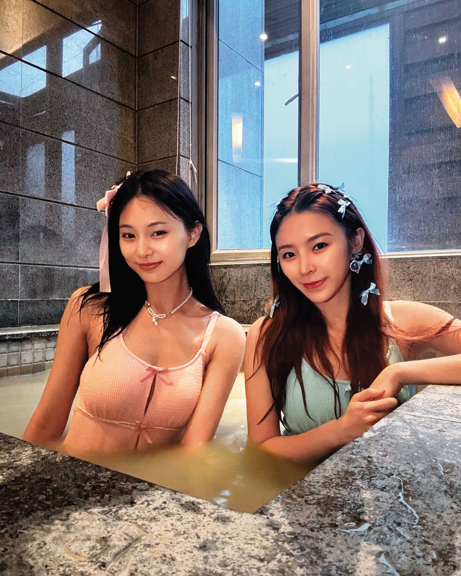 周子瑜(左)曬出和前韓團CLC的香港籍成員Elkie莊錠欣(右)在台南關子嶺泡泥漿溫泉的濕身照。(圖/翻攝自周子瑜IG)
