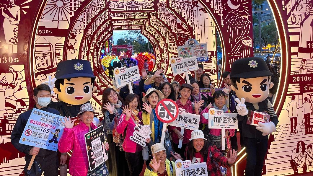 全民瘋打卡！萬華波麗士組「打詐隊」宣導　大頭寶寶吸眼球