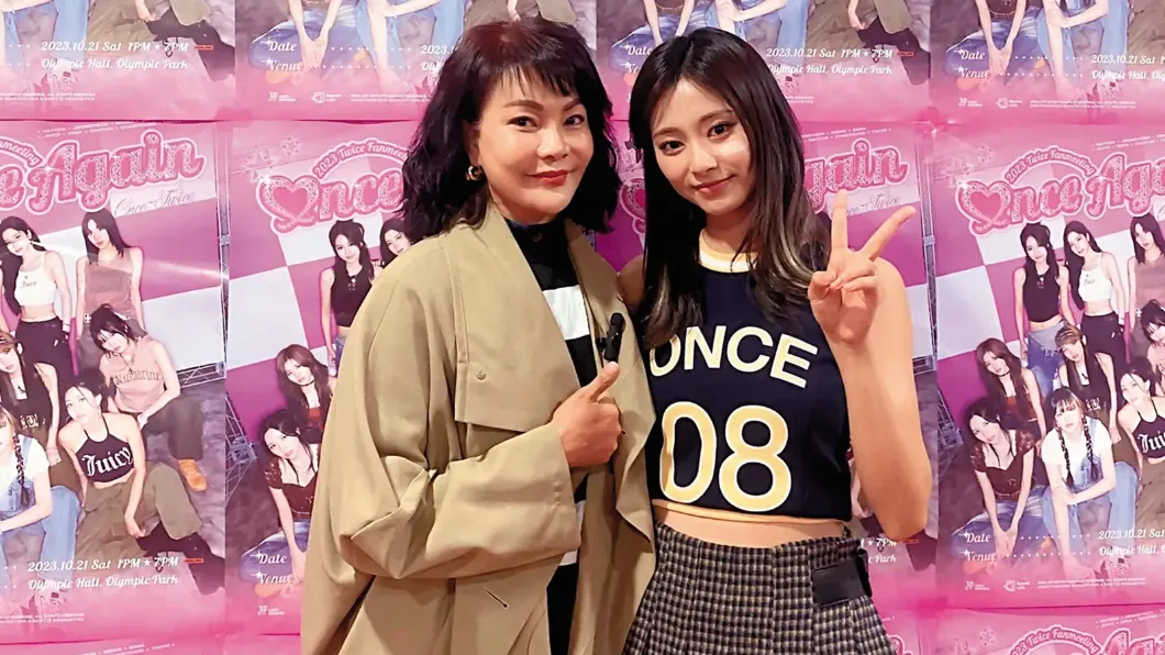 周子瑜的媽媽黃燕玲（左）相當支持女兒，時常飛出國看她表演。（圖／翻攝自lydia黃燕玲X平台）