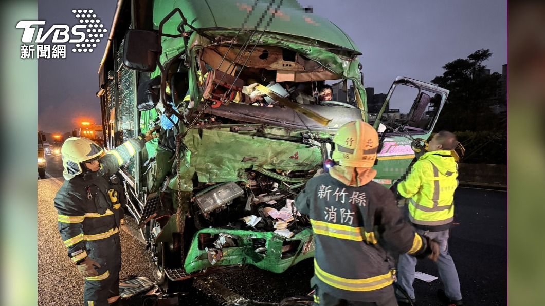 國1竹北2大貨車追撞!黃豆粉混雜油漬回堵 2男頭部撕裂傷