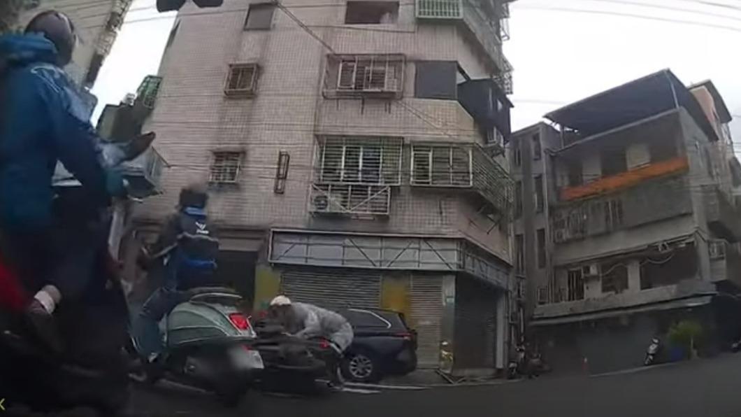 灰衣騎士偷襲得逞後逃跑時慘摔。(圖/YouTube WoWtchout - 地圖型行車影像分享平台)