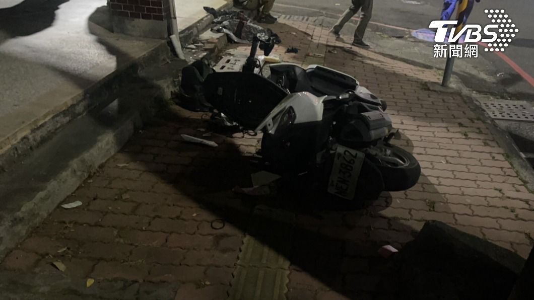 悚!高雄男「闖紅燈」過馬路遭撞飛倒地 下一秒又被機車輾過