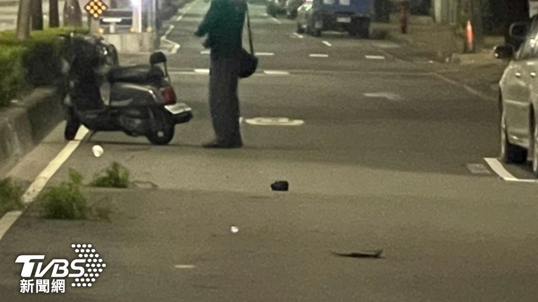 27歲黃男騎機車經過又不慎撞上倒在地上的陳男。(圖/TVBS)