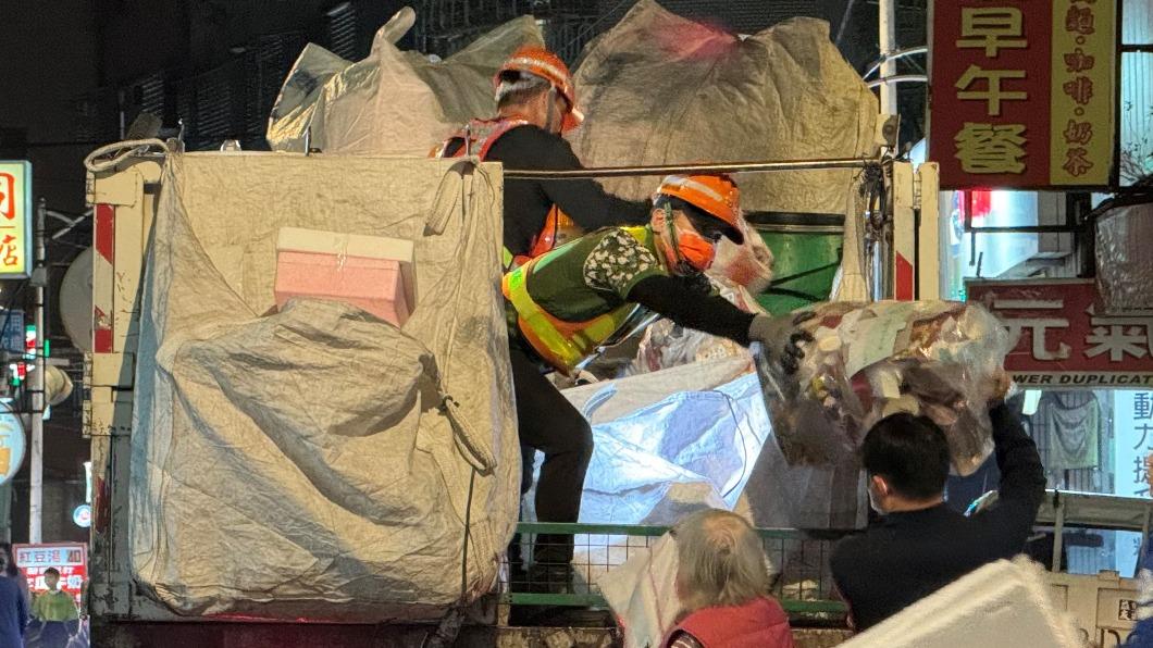 新北市過年垃圾停止清運期間,設置71處定點站。(圖/新北市環保局提供)