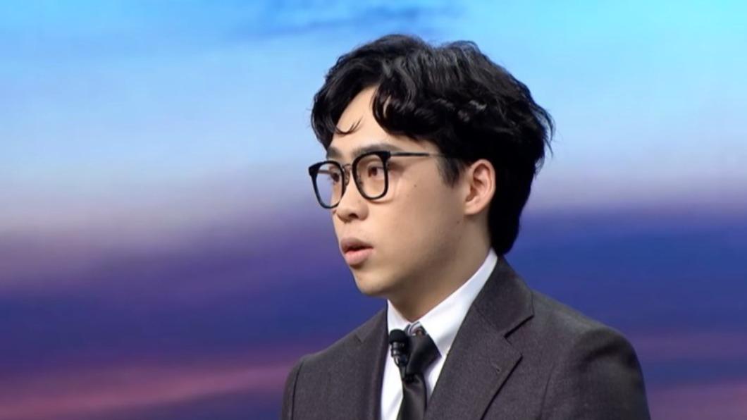 賀瓏因日前爭議,阿嬤每天睡不著抱著他哭。(圖/薩泰爾YouTube)