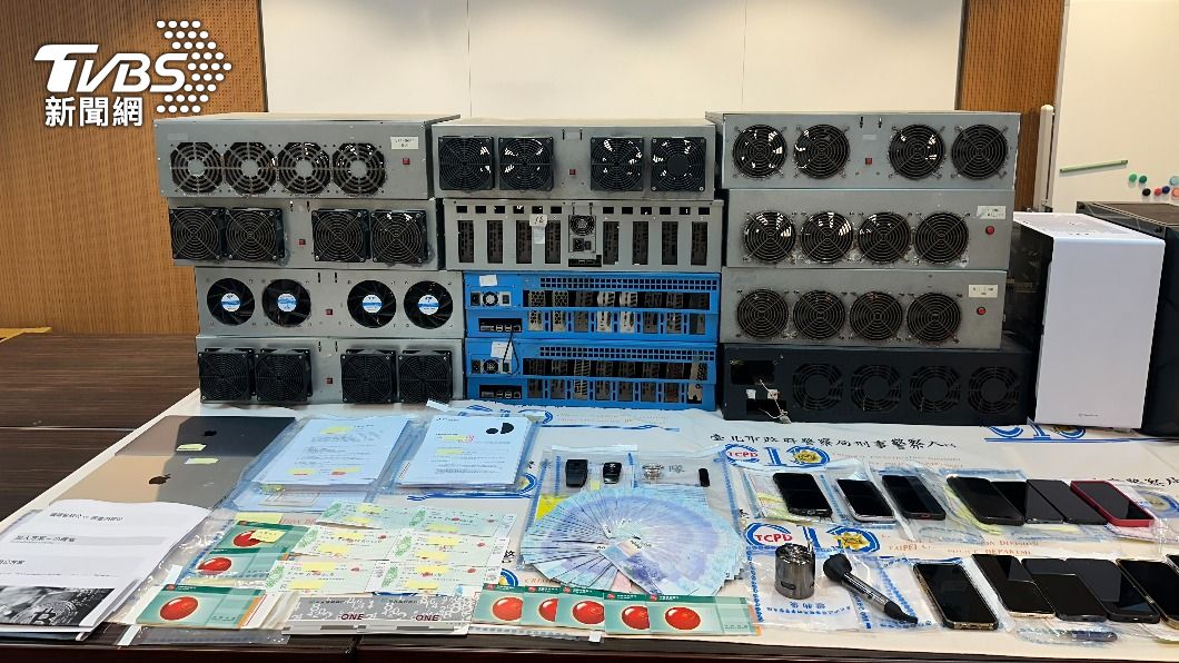 警方查扣主機、存摺等相關證物。(圖/TVBS)