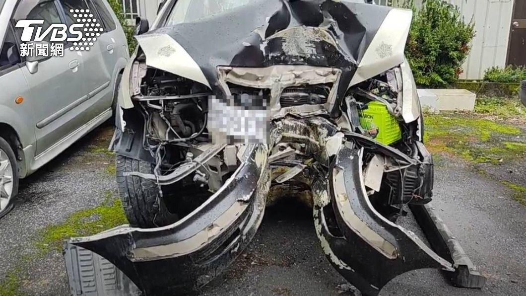 花蓮無照男撞斷電桿!車頭內凹全毀3人傷 安毒竟噴飛車外