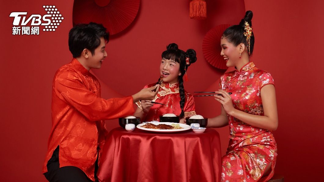 是否穿紅衣還得看個人八字,倘若忌紅色只會適得其反。(示意圖/shutterstock達志影像)
