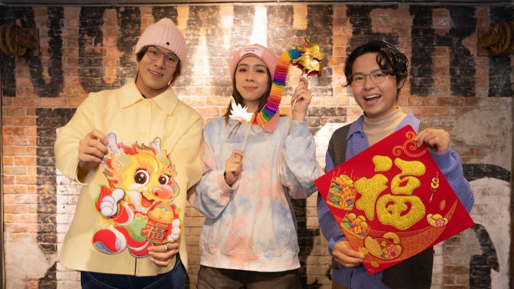 告五人小年夜將舉辦「黑畫面直播」，除夕也將在台視《紅白》開唱。（圖／相信音樂提供）
