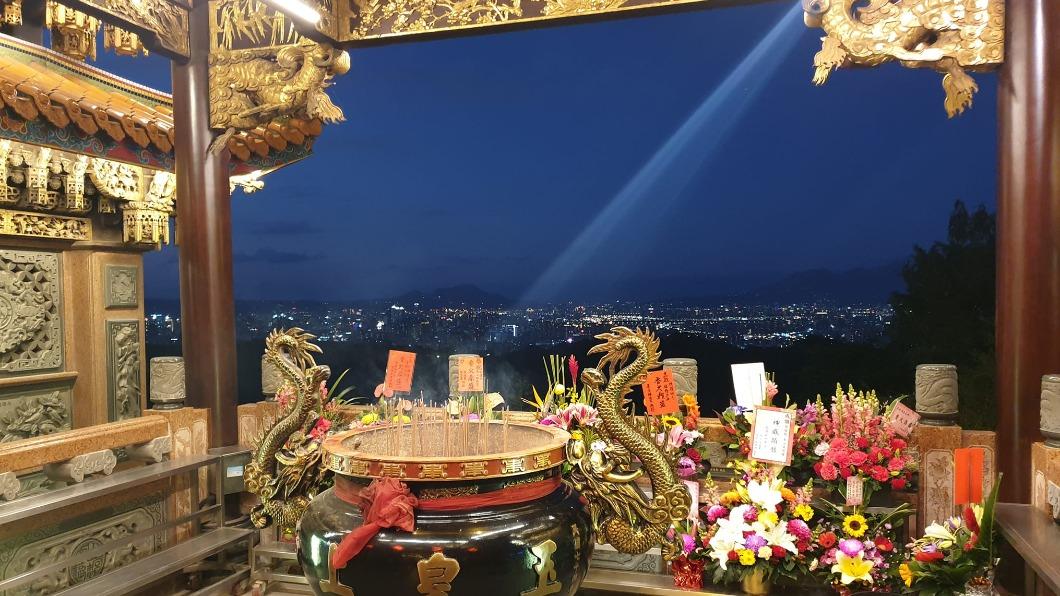 烘爐地南山福德宮除了看夜景，還能求錢母。（圖／翻攝自南山福德宮 臉書）
