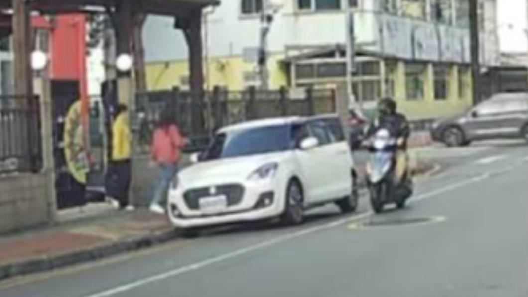白色轎車突然開車門。(圖/翻攝自竹北大小事臉書社團)