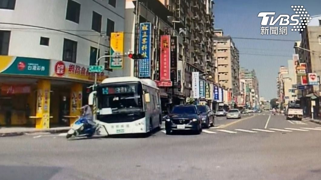 待轉區變待撞區!公車硬闖紅燈 高雄騎士遭撞飛「肋骨斷裂」