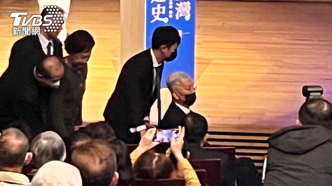 出席《台灣通史》發表會　88歲連戰滿頭白髮、坐輪椅現身