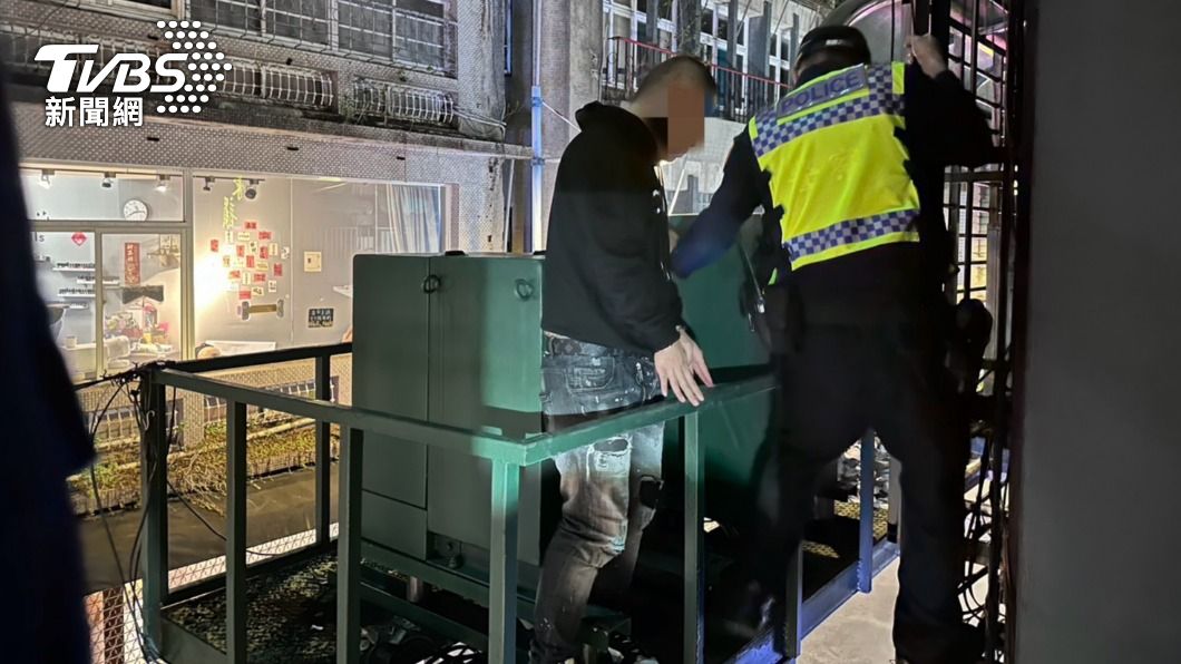 2人入住剩1人!通緝犯旅館遇臨檢 攀窗躲高架變電箱