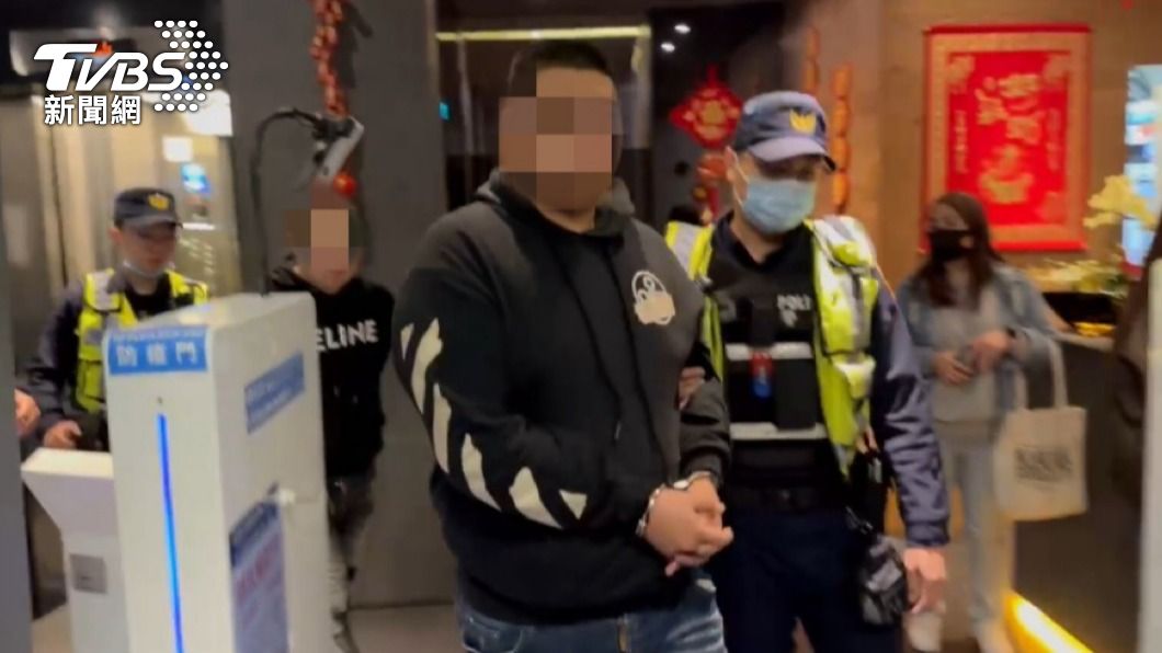 警方逮捕張姓毒蟲與曾姓通緝犯。(圖/TVBS)