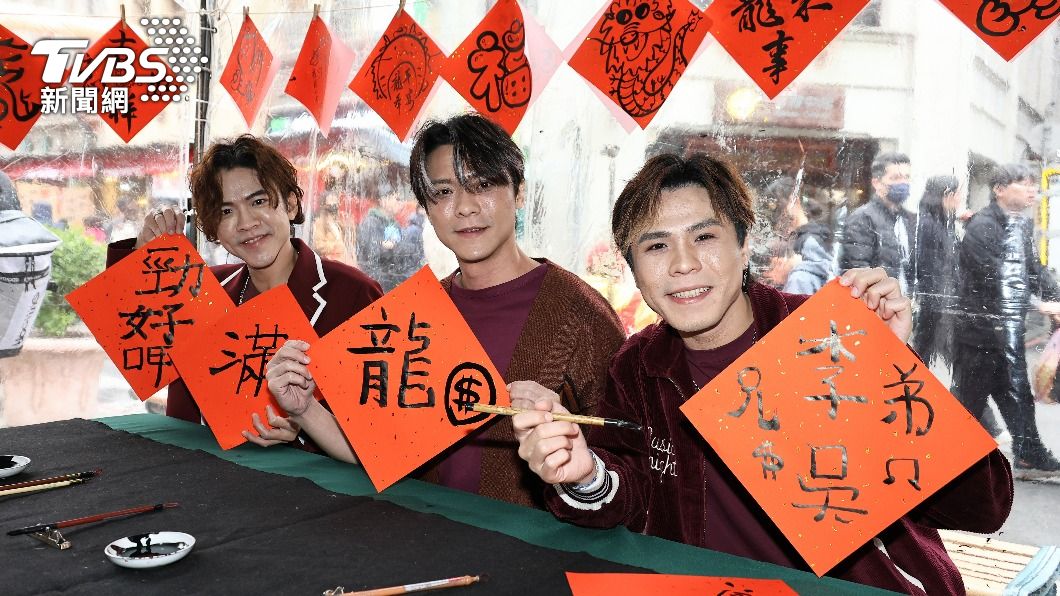 李吳兄弟逛台北年貨大街寫春聯。（圖／張哲鳴攝）