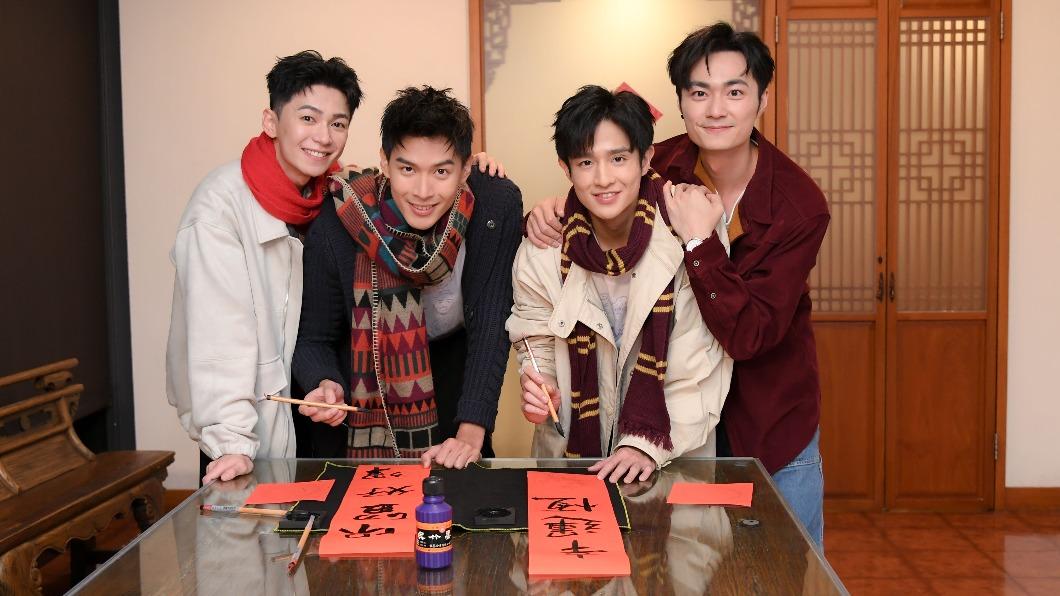 陳琁宇（左起）、黃丞邦、黃禮豐、吳秉宸較勁誰寫的春聯字體比較端正。（圖／三立提供）