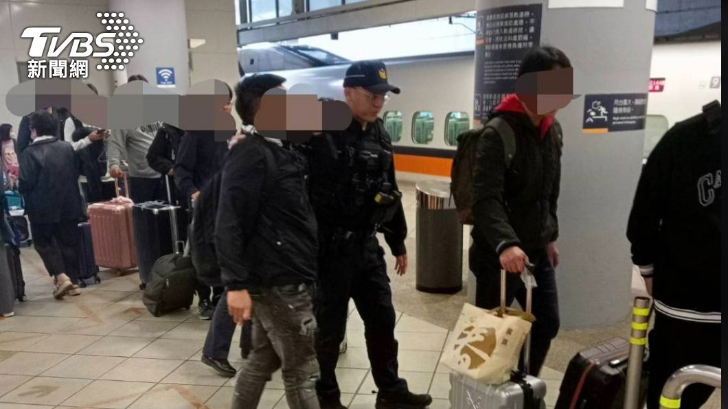 警方將林男壓制逮捕後帶回偵辦,並扣押折疊刀、辣椒水。(圖/TVBS)