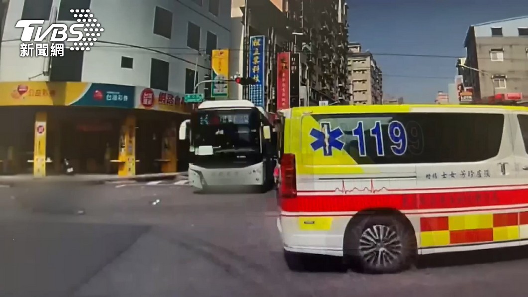 快訊/新莊清晨85歲婦人墜樓亡 等公車民眾嚇壞報警