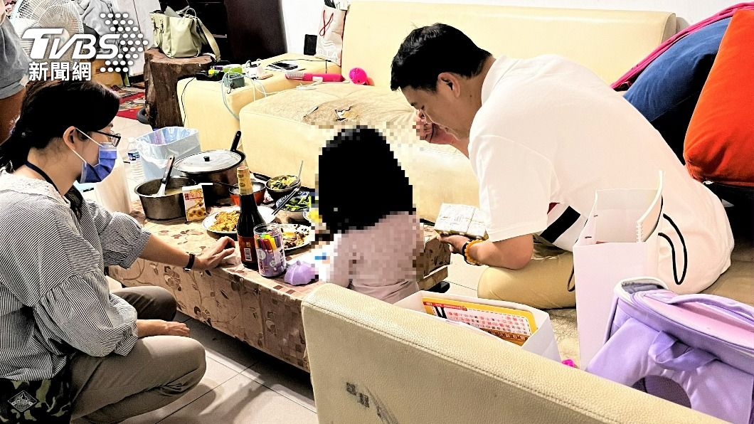 毒蟲家境拮据靠妻賣香腸養3子 暖警自掏腰包送家用品