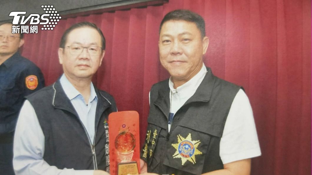 市警局表揚張員。（圖/TVBS）