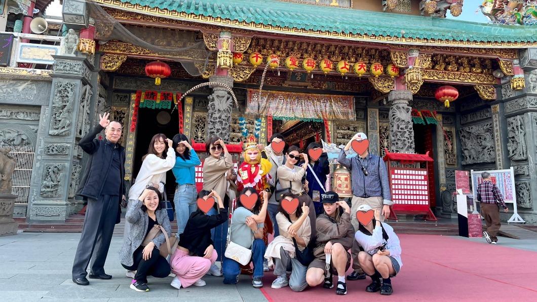 子瑜帶隊!TWICE志效、定延旅遊團體照曝 高舉香腸+廟口扮美猴