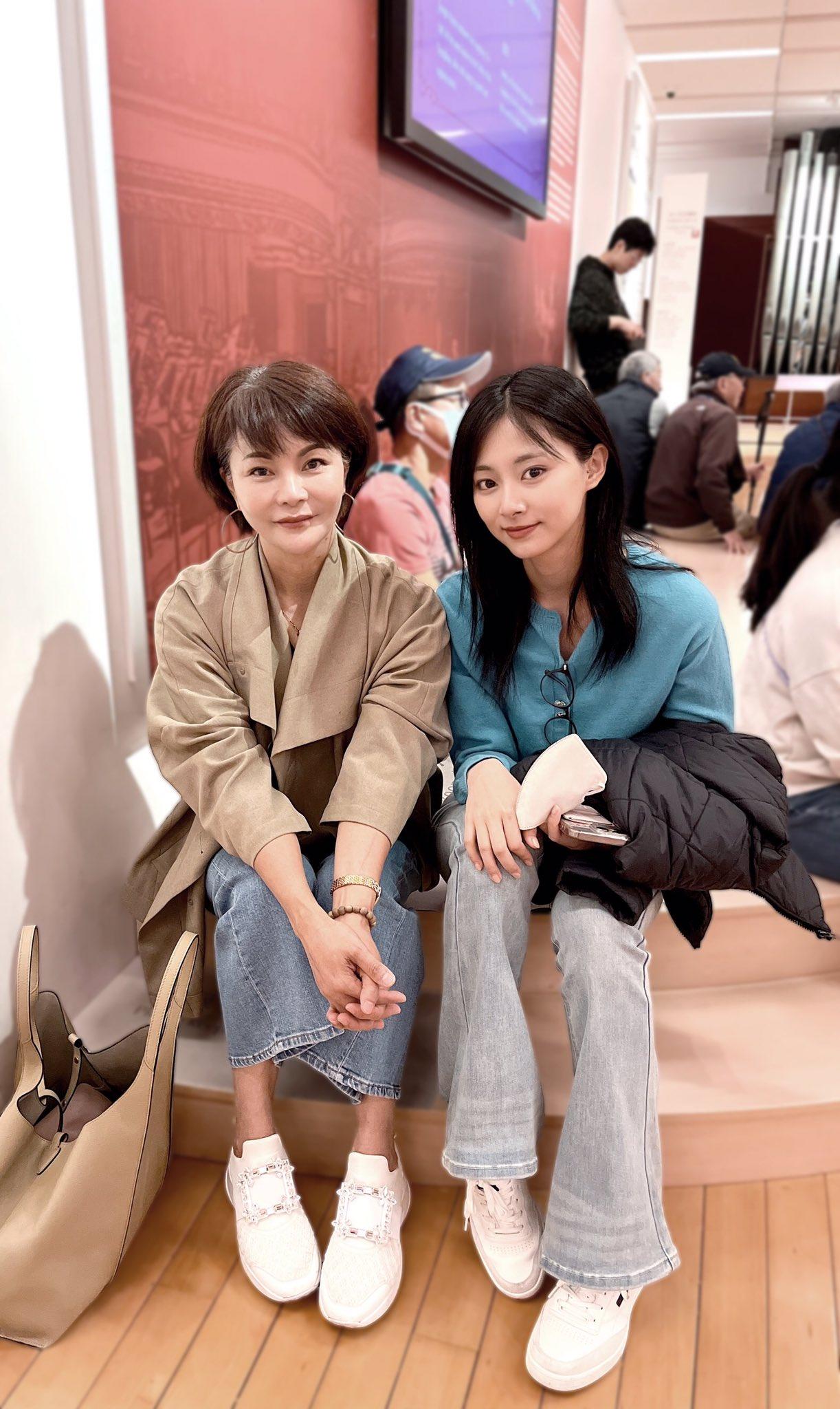子瑜(右)的媽媽黃燕玲(左)分享了這次帶TWICE團員跟其家人在台灣玩的照片。(圖/翻攝自lydia29022627推特)