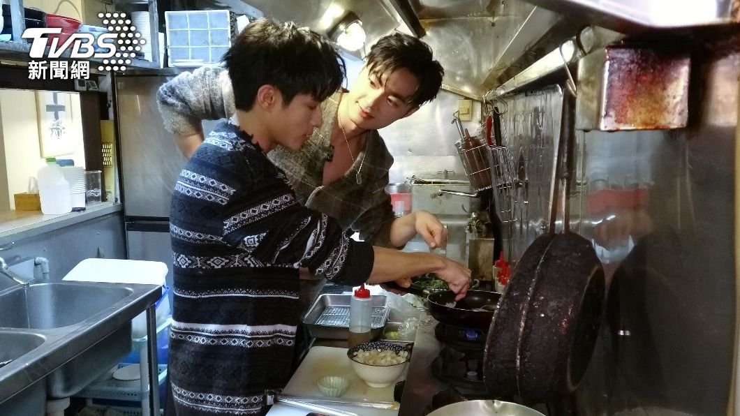 吳秉宸聯手黃禮豐一同料理兩道簡單又美味的年菜。(圖/張哲鳴攝)