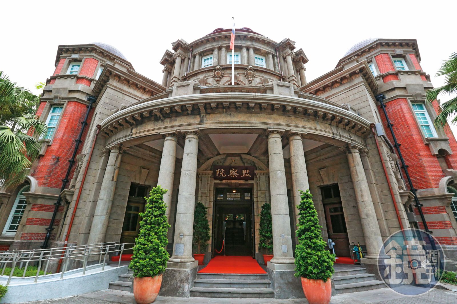 監察院針對京華廣場的容積獎勵案，對北市府提出糾正，要求改進。監委林盛豐與蘇麗瓊直批，北市府確有重大違失。（圖／鏡週刊）