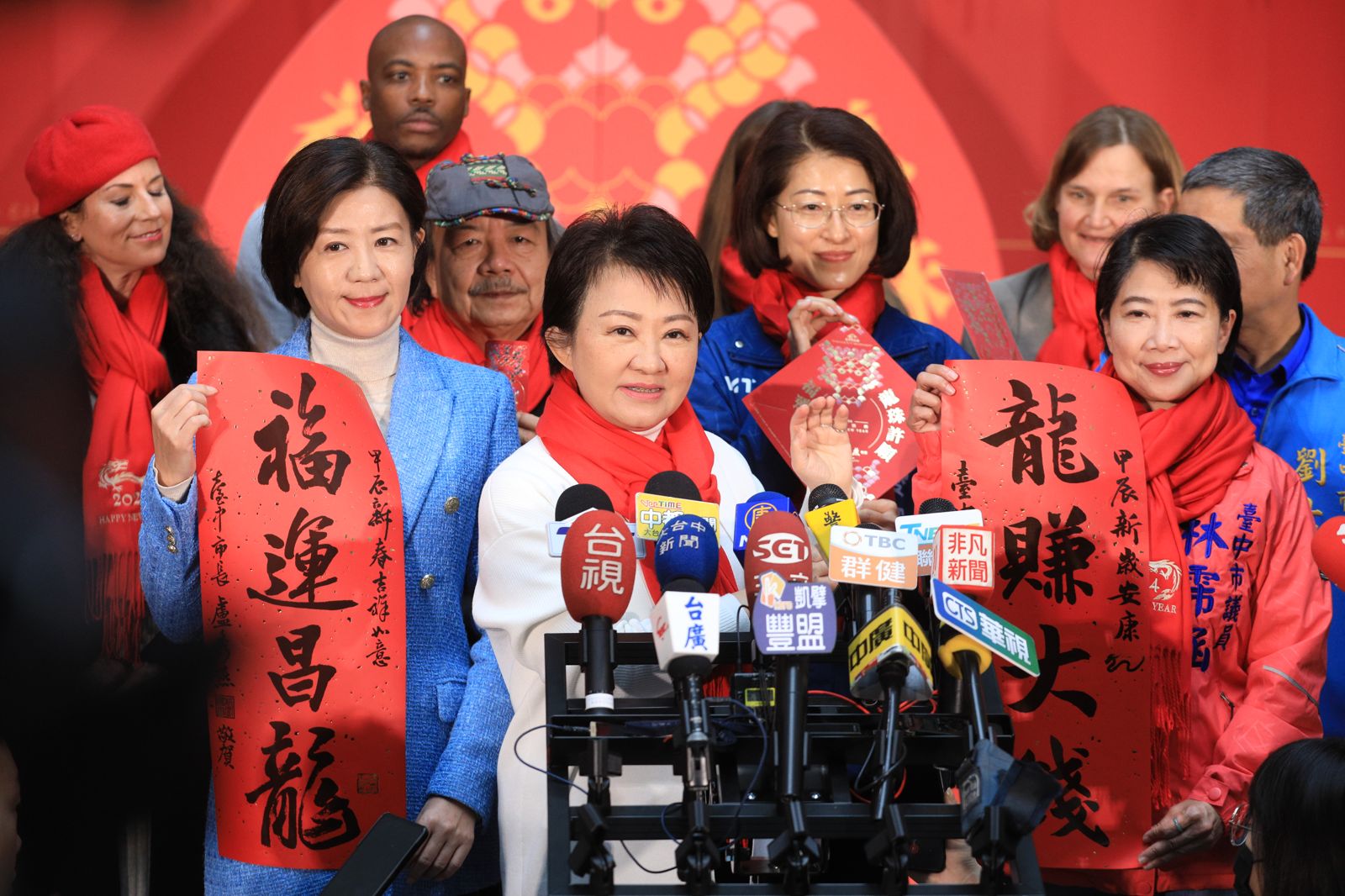台中市府特推出2款龍年傳統賀聯「福運昌龍」「龍賺大錢」。(圖/台中市政府提供)