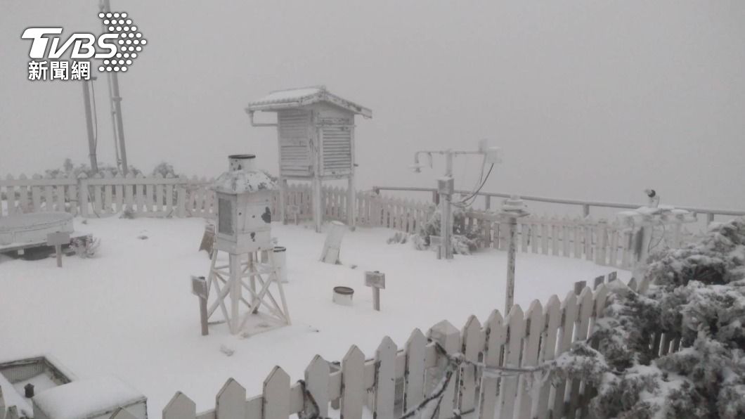 玉山降雪了!冷氣團發威-1.8度 積雪5公分成銀白世界