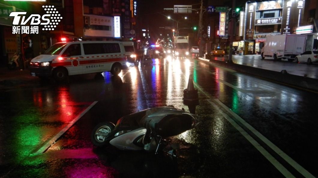小年夜傳憾事！小貨車併排卸貨　騎士撞上「頭部重創」亡